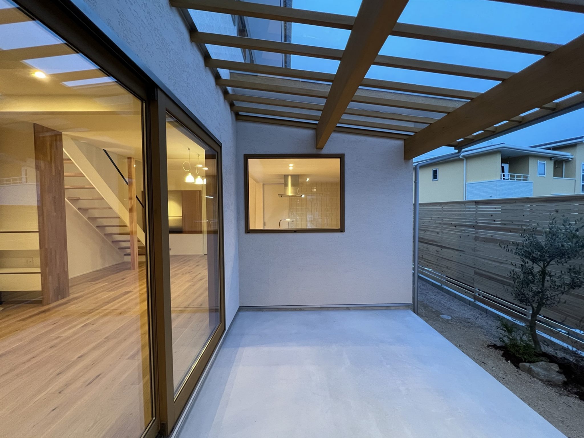 ポーチ⇔中庭＠大竹の家-i