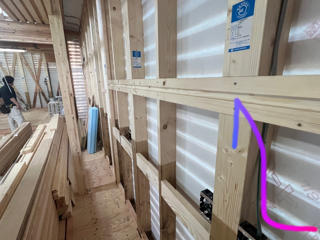 断熱材吹き付け前に、@中央の家-m