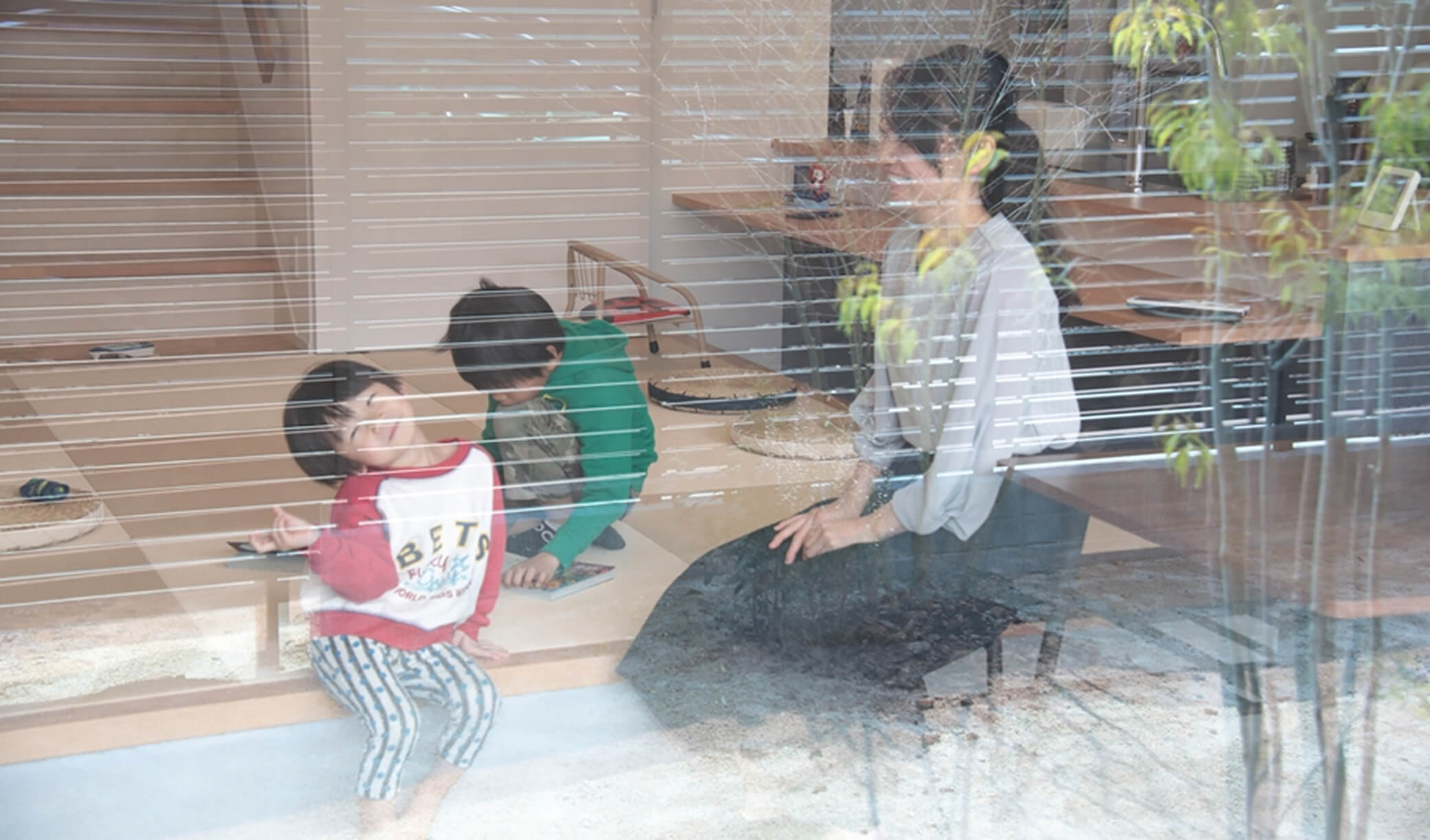 広い土間、庭、畳のリビングが一体となった、気持ちの良い空間。