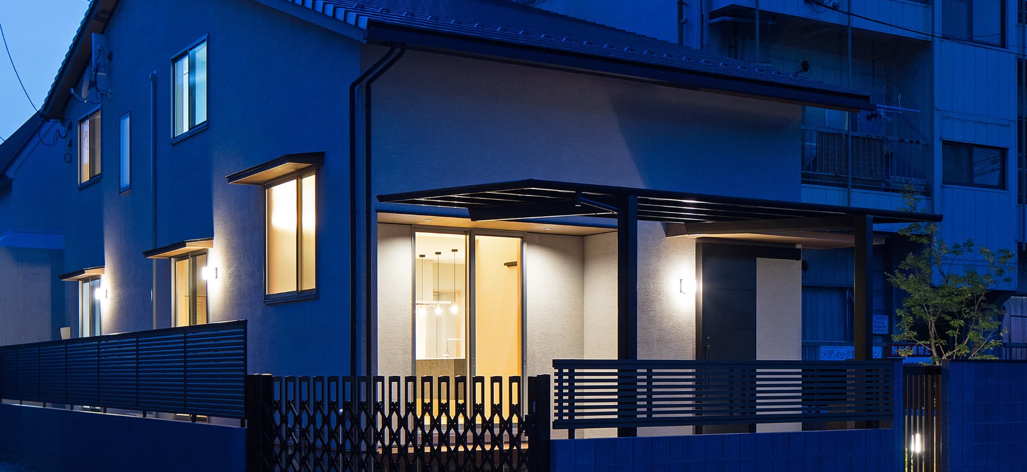 井戸端会議を縁側で