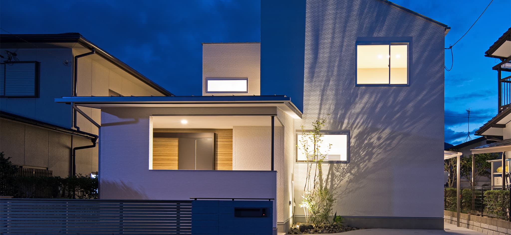 クリーンに仕上げたコートハウス