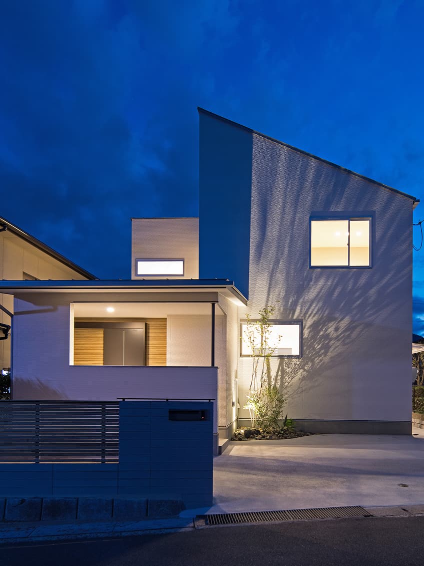 クリーンに仕上げたコートハウス