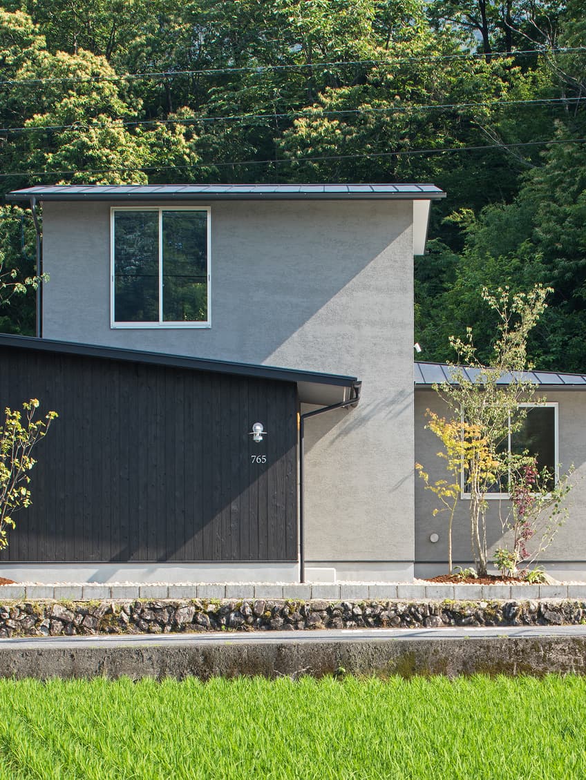 田園になじむ緑のモビリティハウス