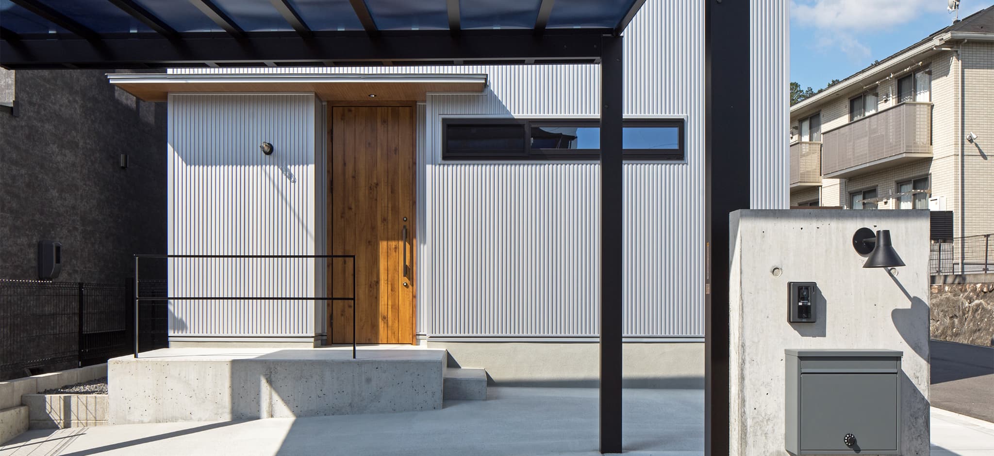 メタル（清潔感）＋ウッド（やわらかさ）の
ハイブリッドハウス