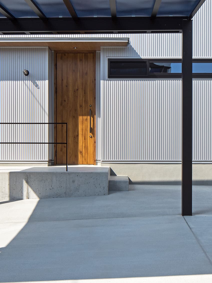 メタル（清潔感）＋ウッド（やわらかさ）の
ハイブリッドハウス