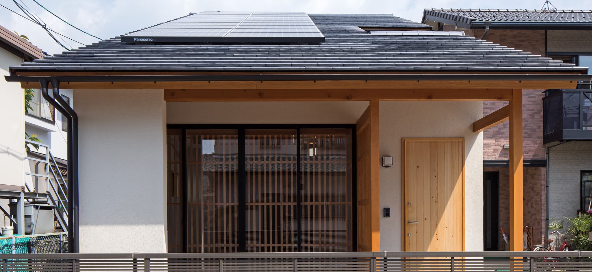 かわらの大屋根がトレードマーク