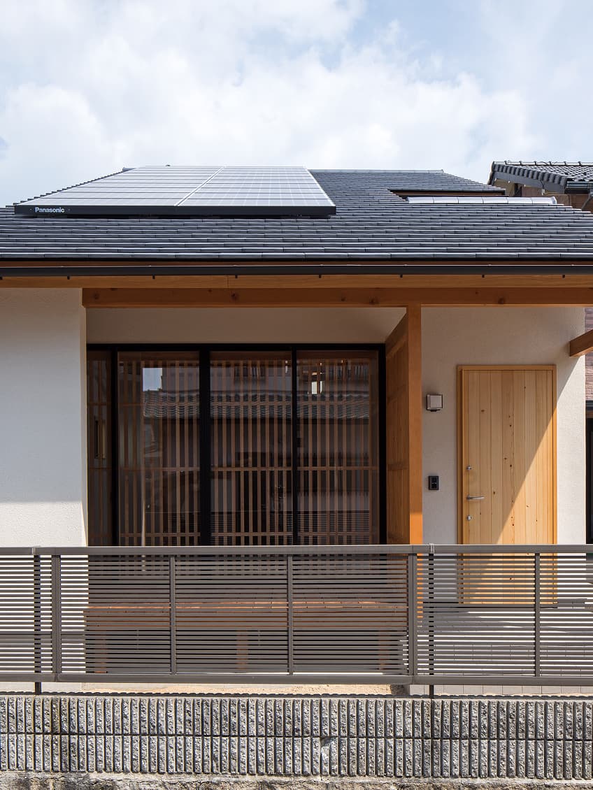 かわらの大屋根がトレードマーク