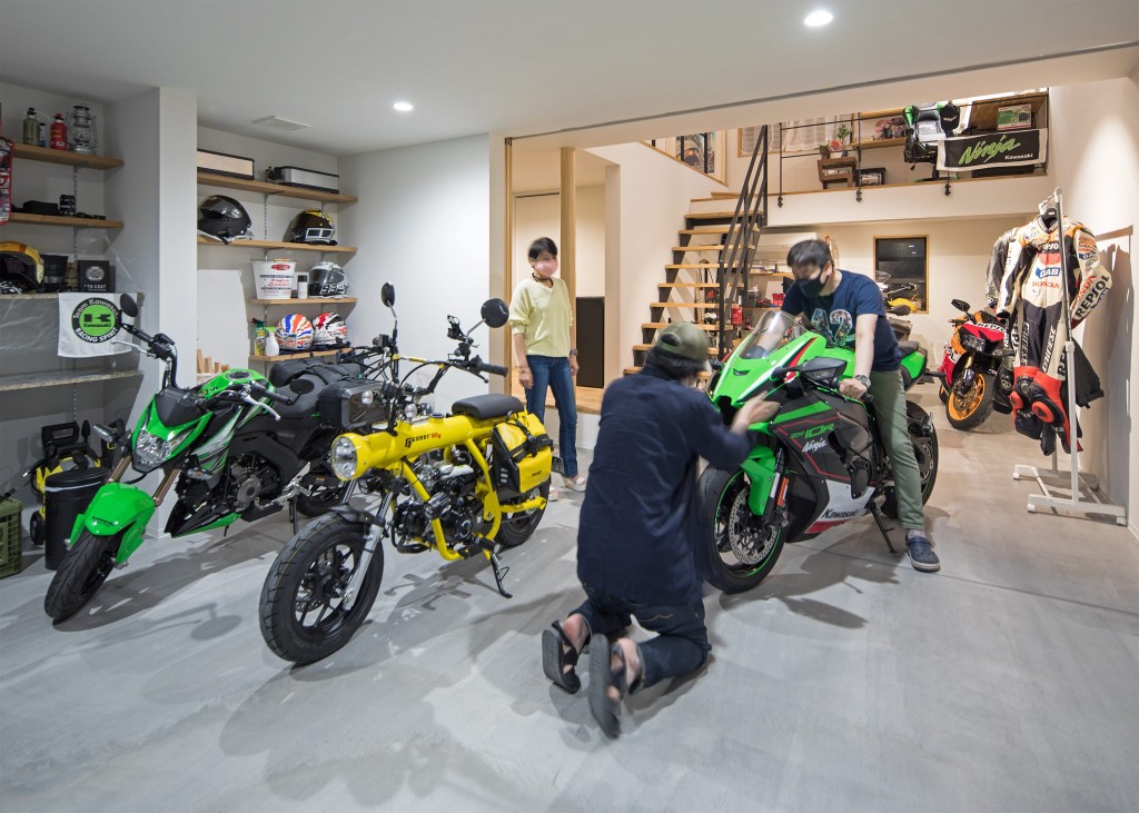 カッチョ良いピカピカのバイクがいっぱい。お気に入りのオートバイと一緒に生活できる楽しみであふれていますね。