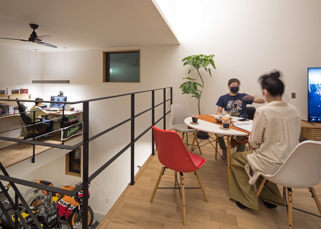 真ん中の吹き抜けをはさんで、奥様の居場所（ガレージを見守れる中二階スペース）、とだんな様の居場所（２階のリビングダイニング）は、 床高の違いが絶妙に、良～い感じの距離感を演出します！！