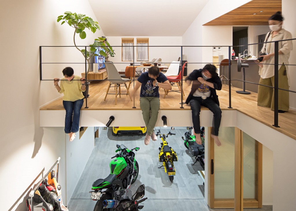 みんなで吹き抜けを見下ろす。足をブラブラさせながら１Ｆのギャラリーを眺めるのは、この上ない贅沢。