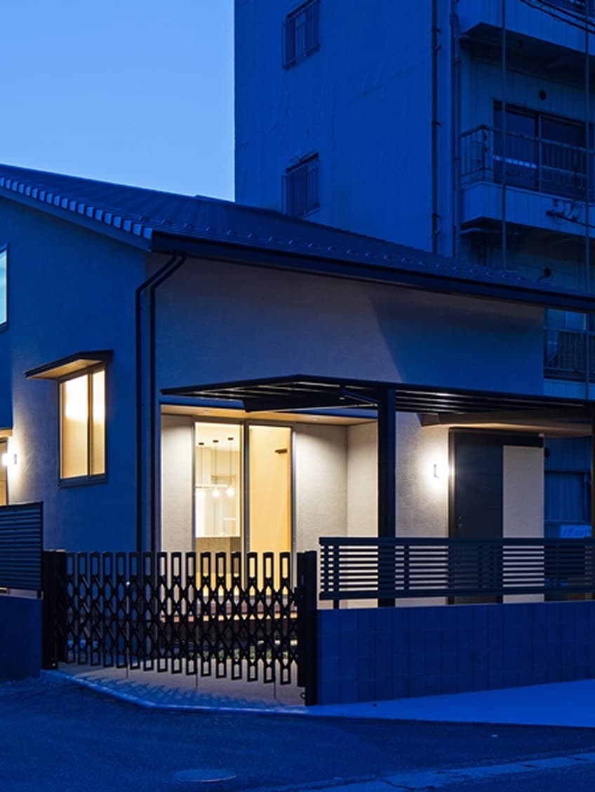 井戸端会議を縁側で