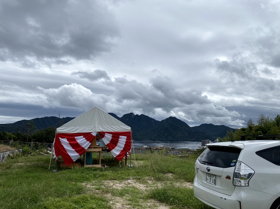 建設前、地鎮祭の日に撮影。現場は宮島口の高台にあり、厳島の鳥居を正面に臨む最高のロケーション。