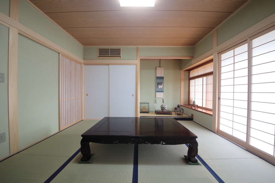 お義母様のご要望通り、しっかりとした和室。コンサバティブでありながら、最近の新築では逆に新鮮。イグサ（畳）の香りが新築感を演出します。