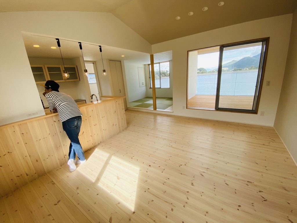 LDKの窓から見えるのはキレイな景色だけ！人目を気にせず家族が過ごせます。