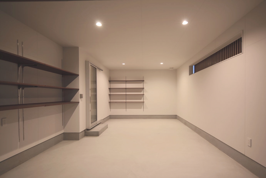 ビルトインガレージ内部。左側に見える引き戸は、玄関につながる勝手口。自動車はもちろん、自転車や雑貨等が十分に収納できる設計とした。