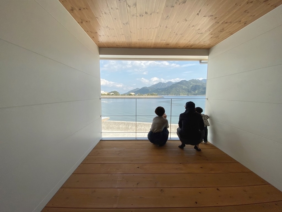 家族が一緒に過ごすリビングでは、家の中にいても外の自然のよいところだけ感じられる。 バルコニーにでれば、もっと直接風景を楽しむことができる。