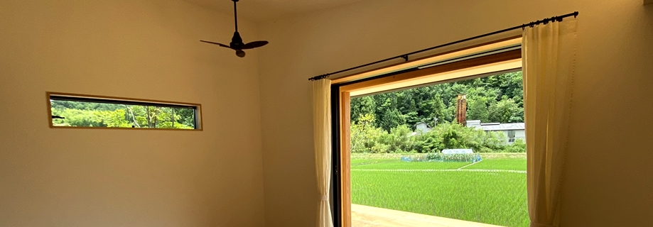 窓が緑の風景を切り取り、日々の生活を彩る。