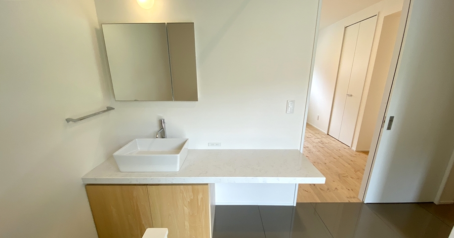 サニタリーから寝室をのぞむ。