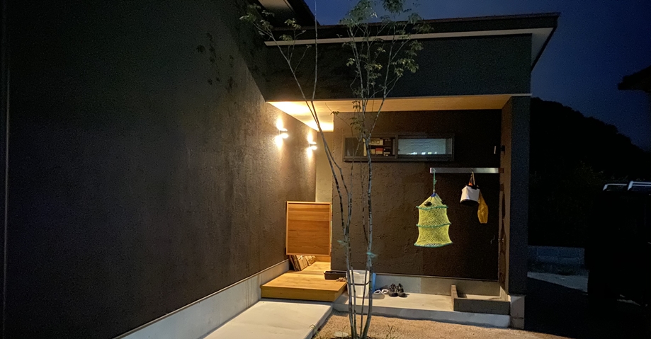 特注の物干金物など、こだわりぬいた洗い場。左手の回廊を通って趣味部屋に。回廊の入り口は道具を持ったまま出入りができるよう、スイングドアとした。