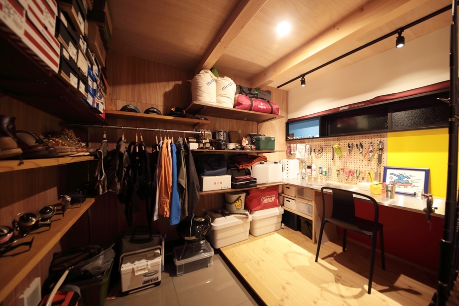 ４畳半程度の離れ。道具を持ったまま土足で部屋に入ることを想定し、出入り口にはタイルの踏み込みを設け、机に向かうスペースは靴を脱ぐため、段差を設けた。