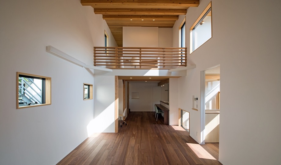 時間帯や季節によって、いろんな方向から光や風を感じることのできる、居心地の良い空間をめざした。