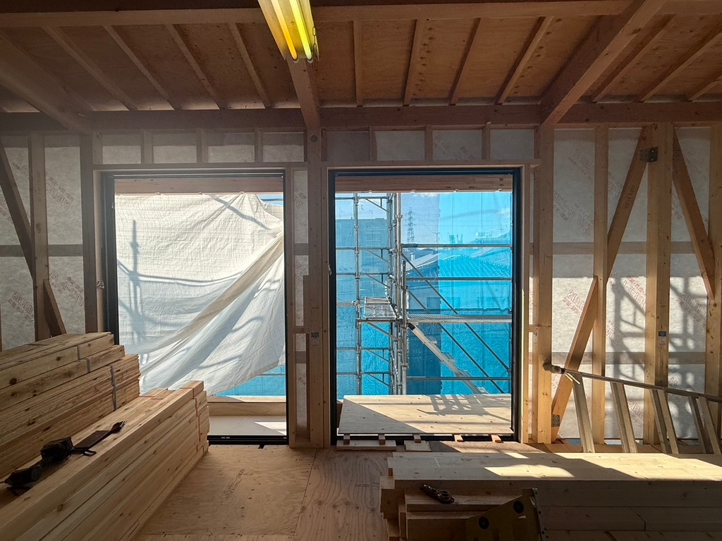 サッシ枠がとりついて。＠庚午の家