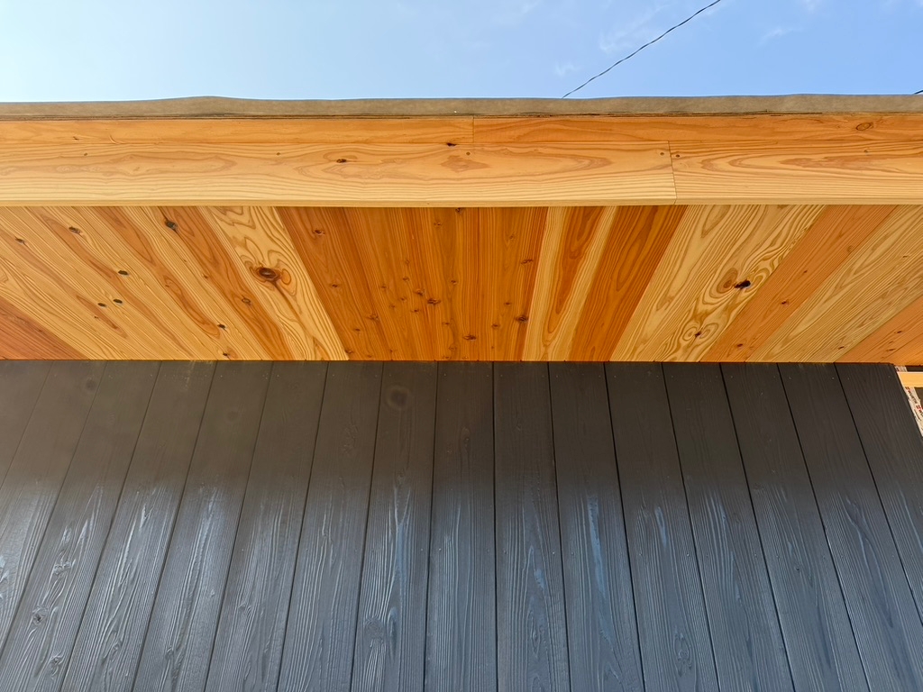 焼杉貼り＠大島の食堂