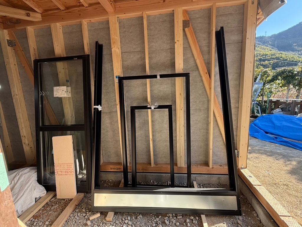 サッシがはいって＠大島の食堂